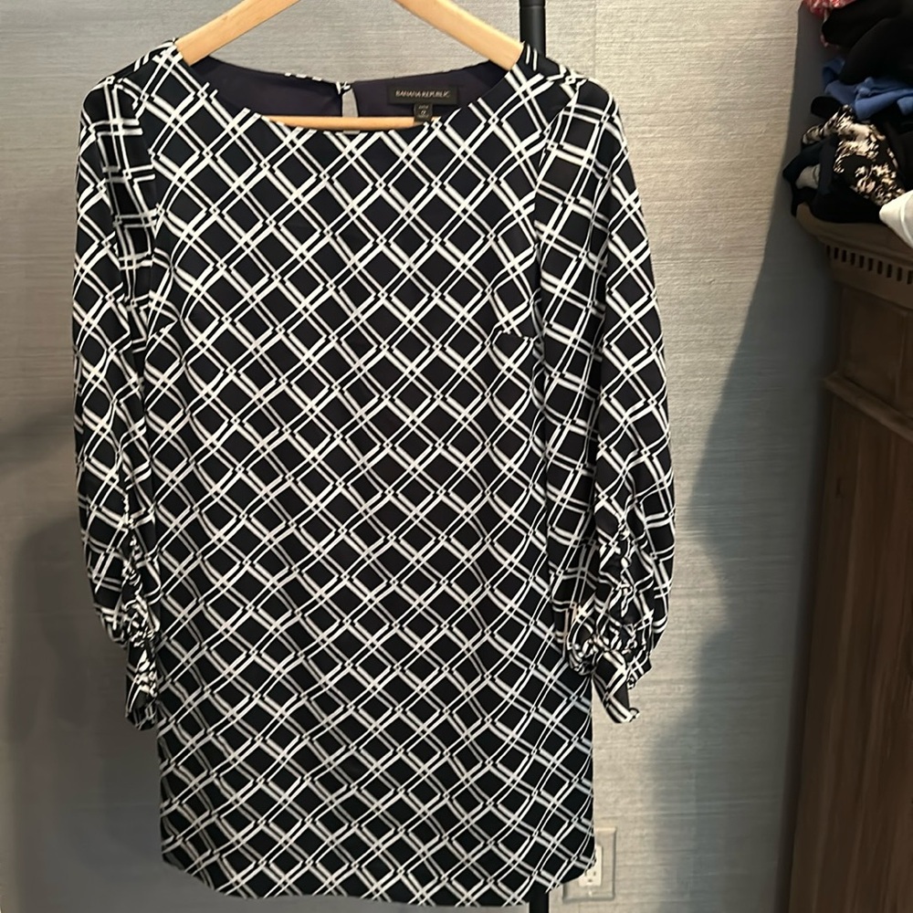 Banana Republic 0P button cuff sleeve navy and white patterned dress.